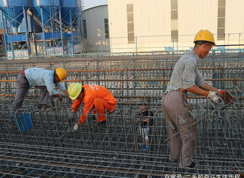建筑工地农民工每天挣几百块钱,但吃饭就吃路边摊,十块钱管饱
