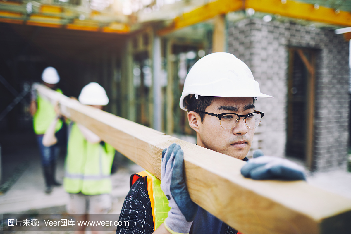 建筑工人在澳大利亚的建筑工地工作和做任务。