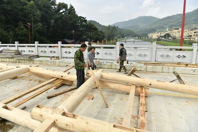 闽清匠人谢本建:斗榫合缝修缮古厝 时光荏苒不舍匠心